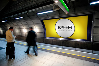 黄色样机海报模板_地铁站内广告牌样机模板素材广告牌黄色创意风格样机