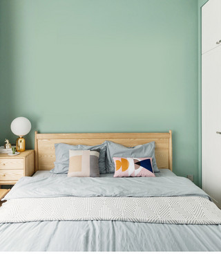 卧室展示海报模板_卧室内空白墙壁模板背景墙展示绿色简约风格样机
