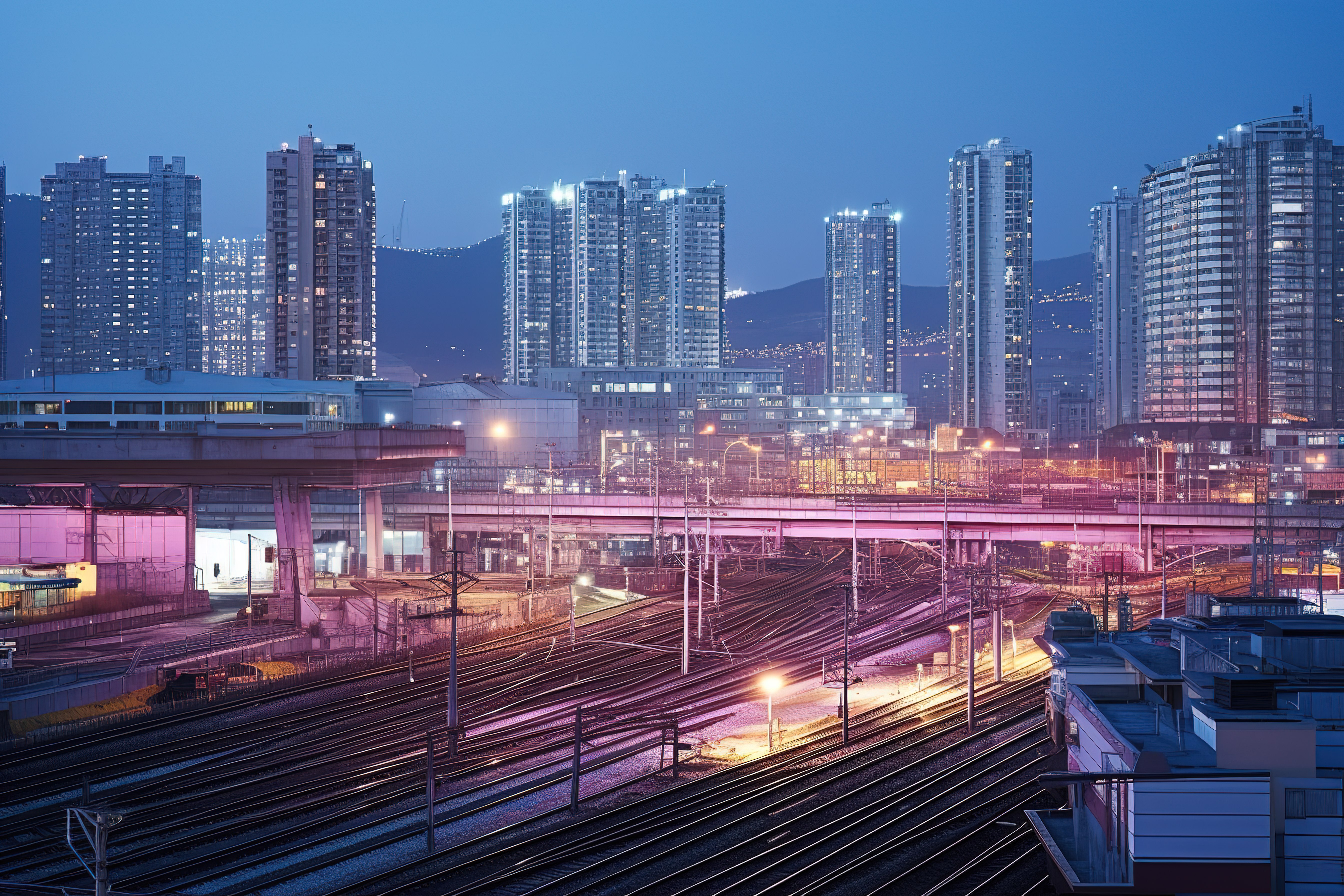 夜晚的城市铁路调车场图片