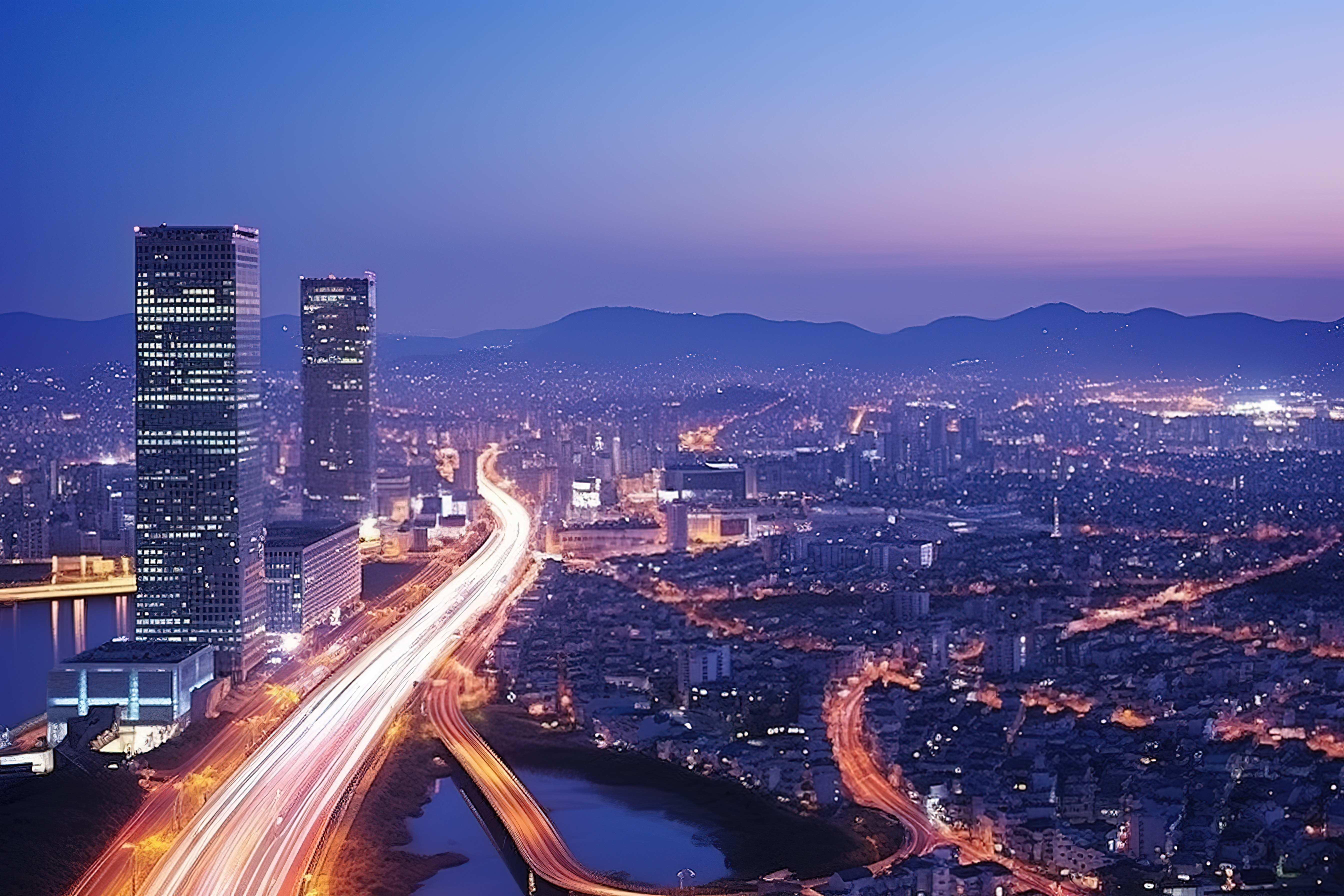首尔市夜间高速公路鸟瞰图图片