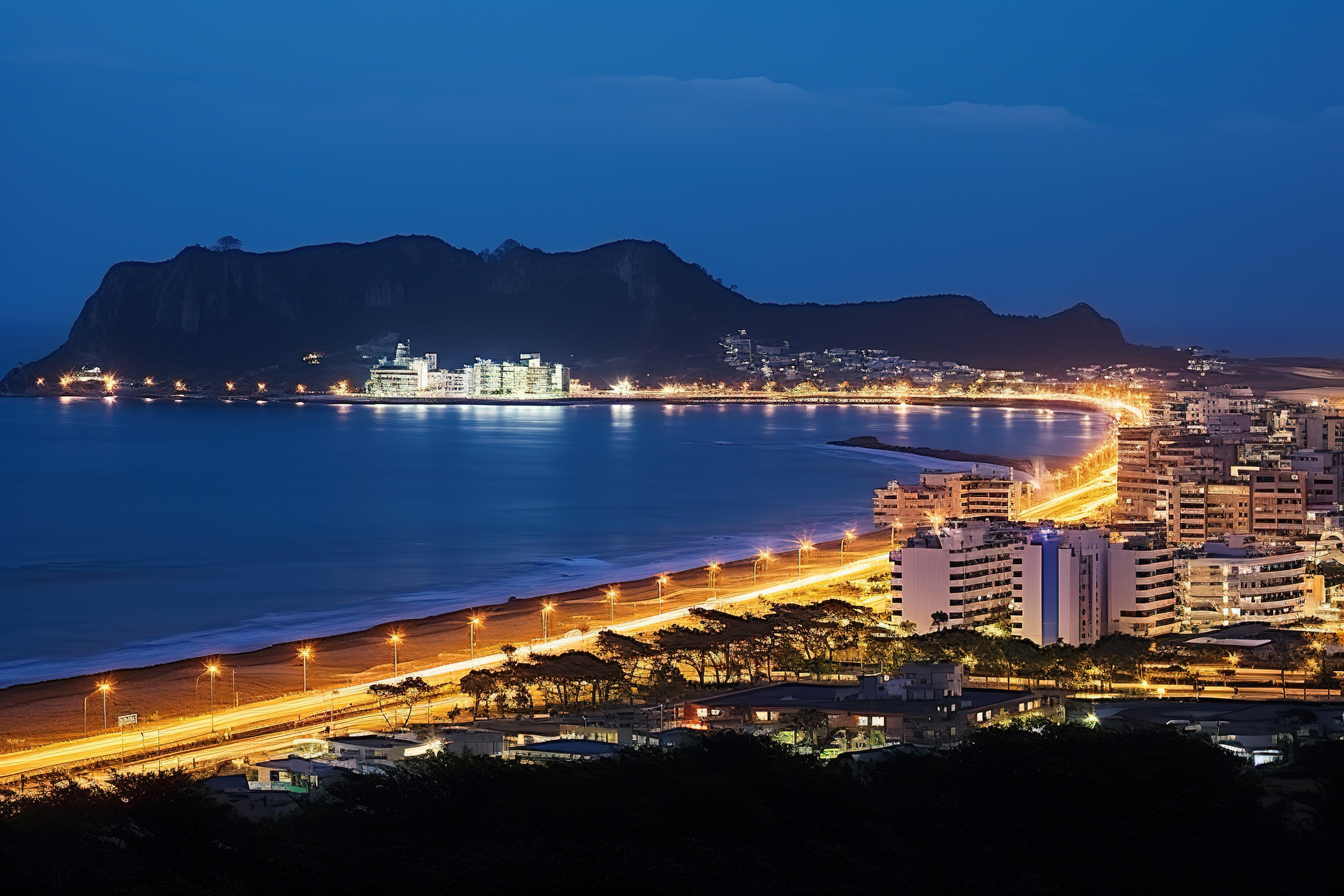 夜晚，日本海岸的灯光亮起图片