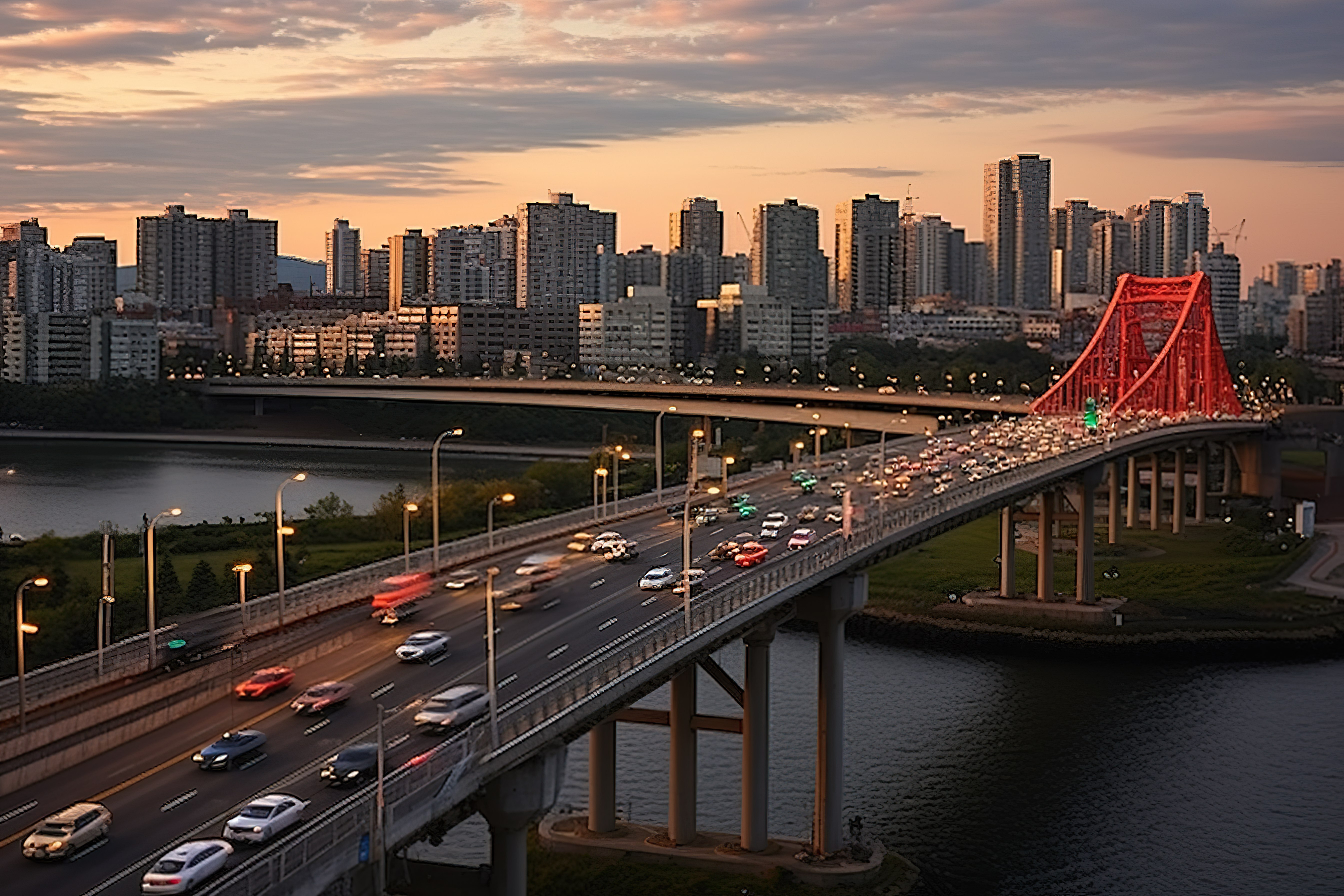 交通场景，繁忙的公路桥梁绿色建筑和天际线图片