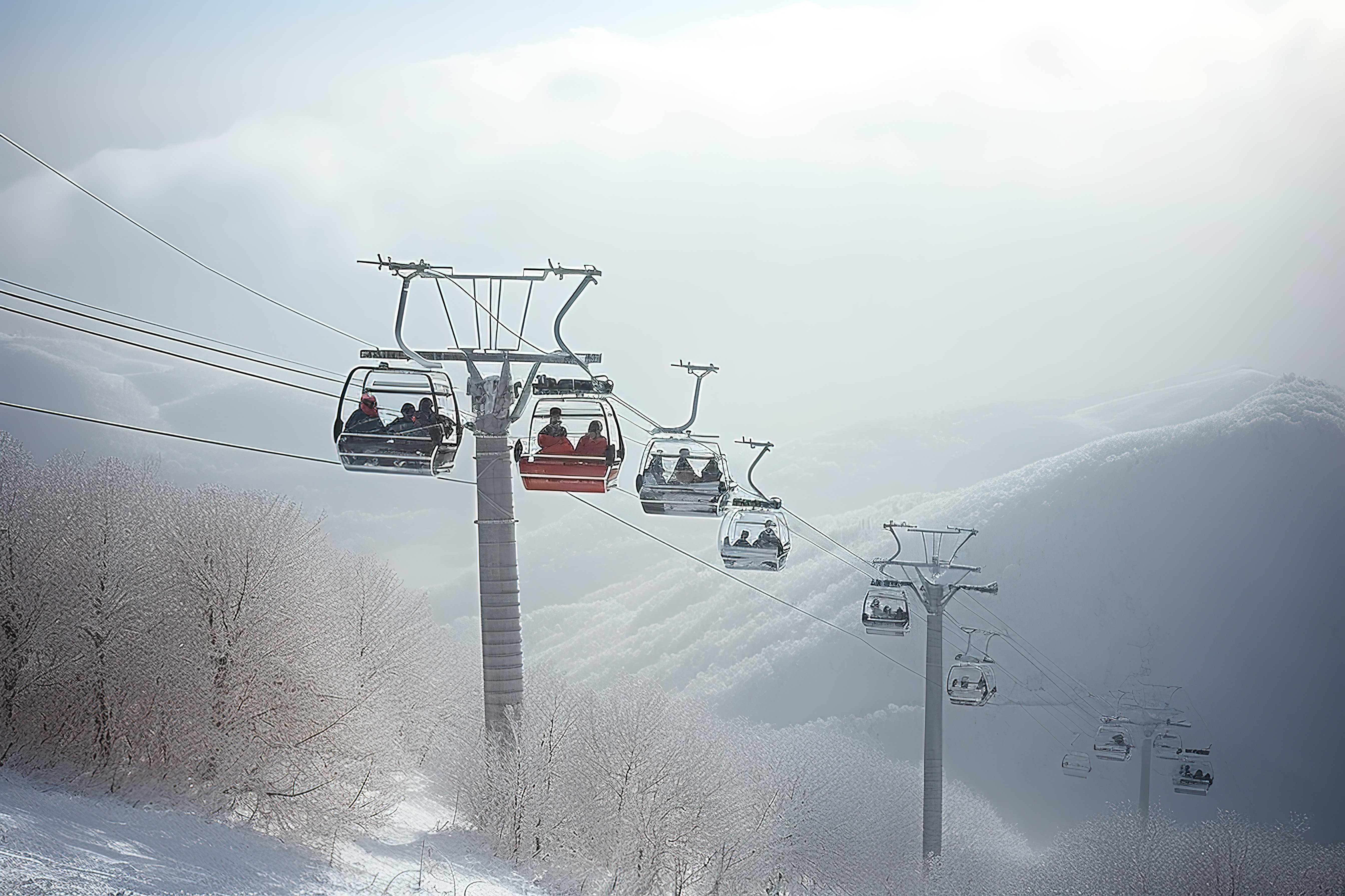 中国北方的滑雪缆车，冬天里有人在上面图片