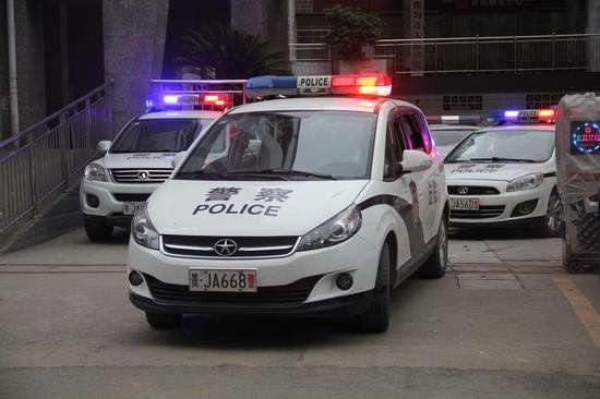 警车警笛声