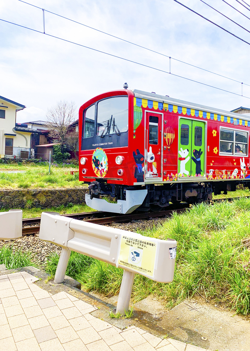 日本的彩色卡通列车摄影图图片