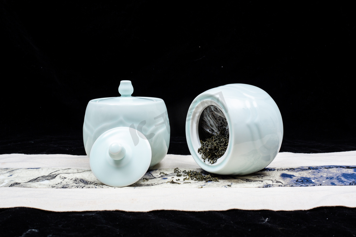 中国风产品特写之红茶茶叶茶罐摄影图配图图片