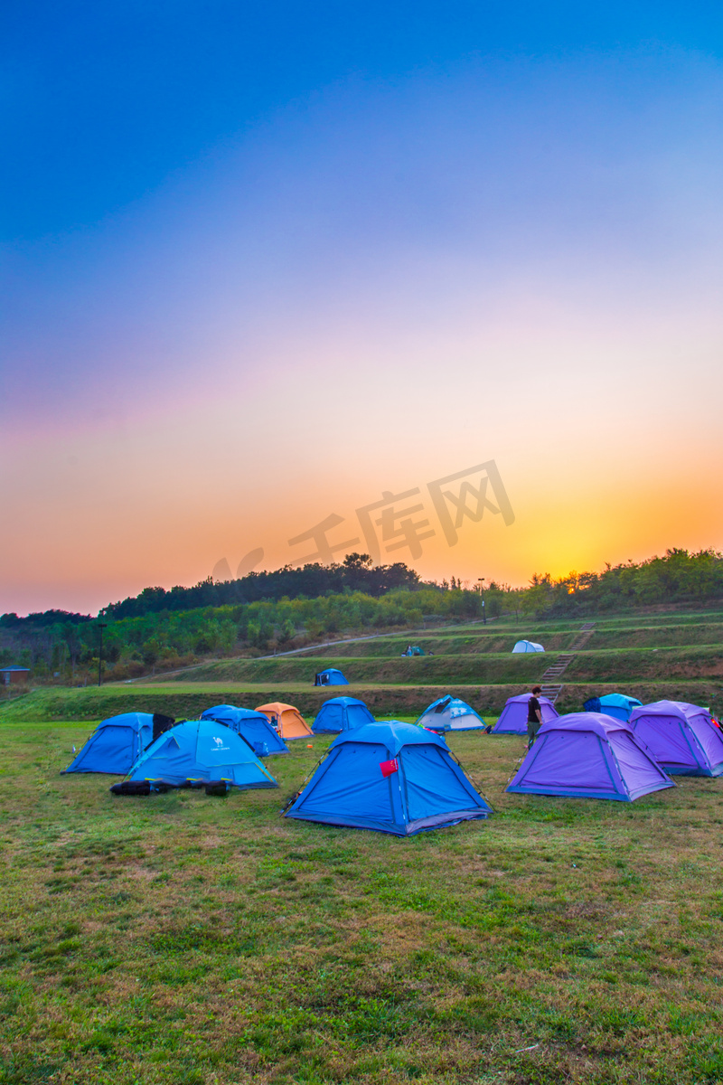草原上露营帐篷摄影图图片