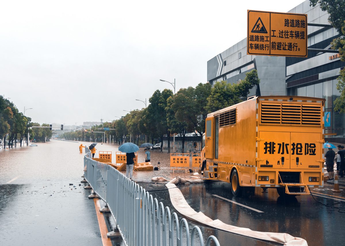 暴雨内涝抢险救灾的工作人员图片