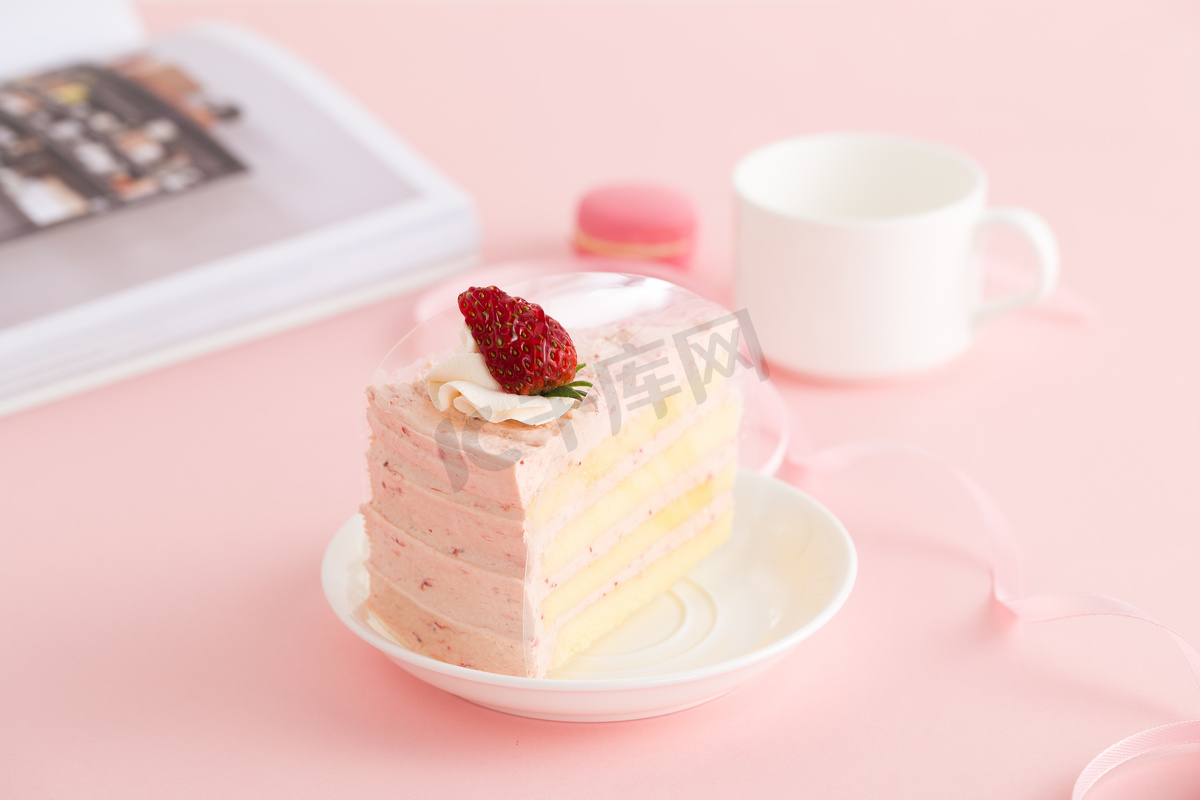 草莓奶油蛋糕摄影图图片