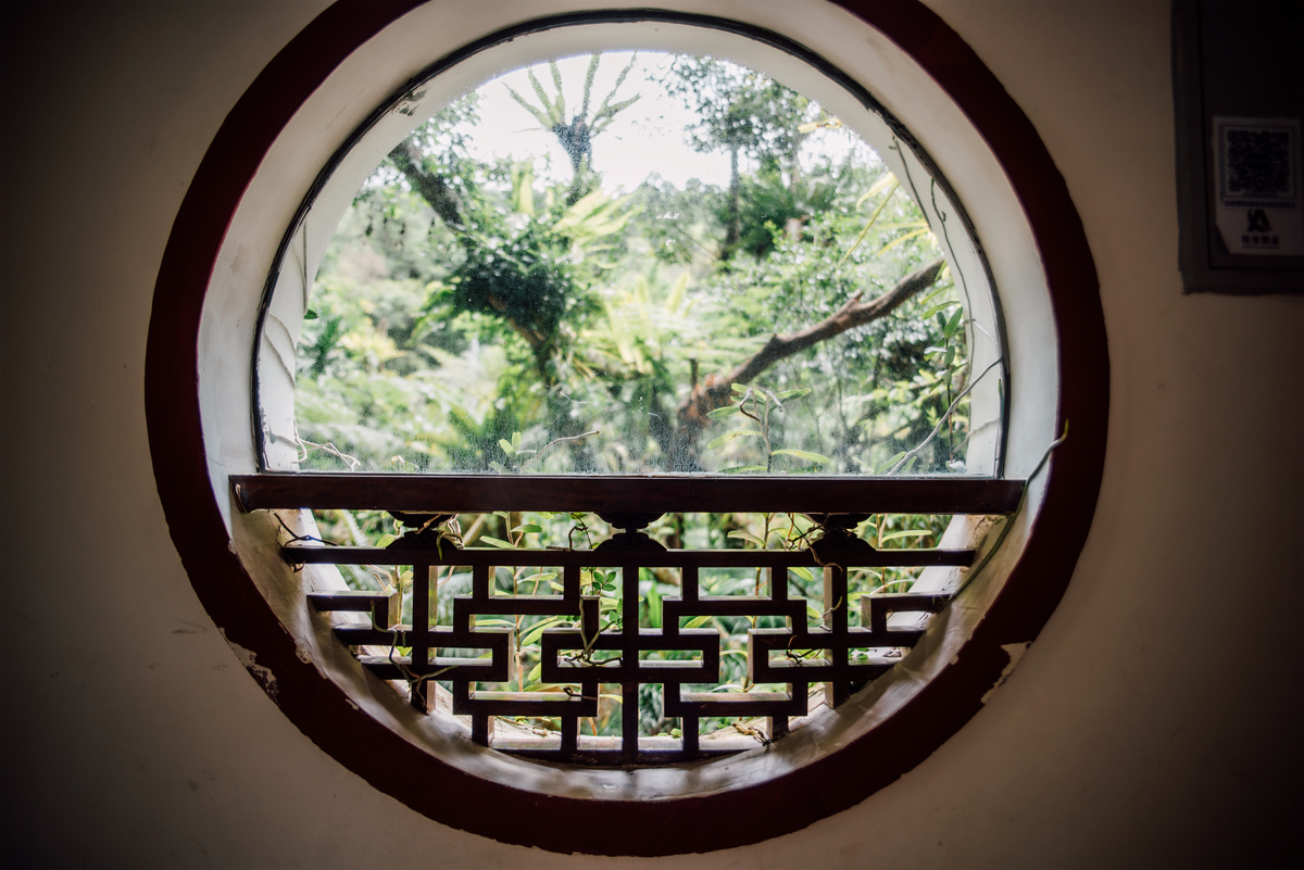 圆形的园林窗台摄影图图片
