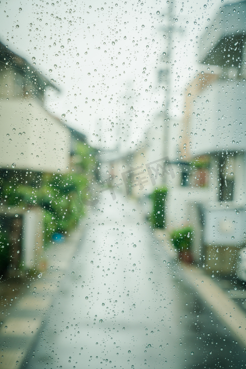 透过窗户看的雨中街道摄影图图片