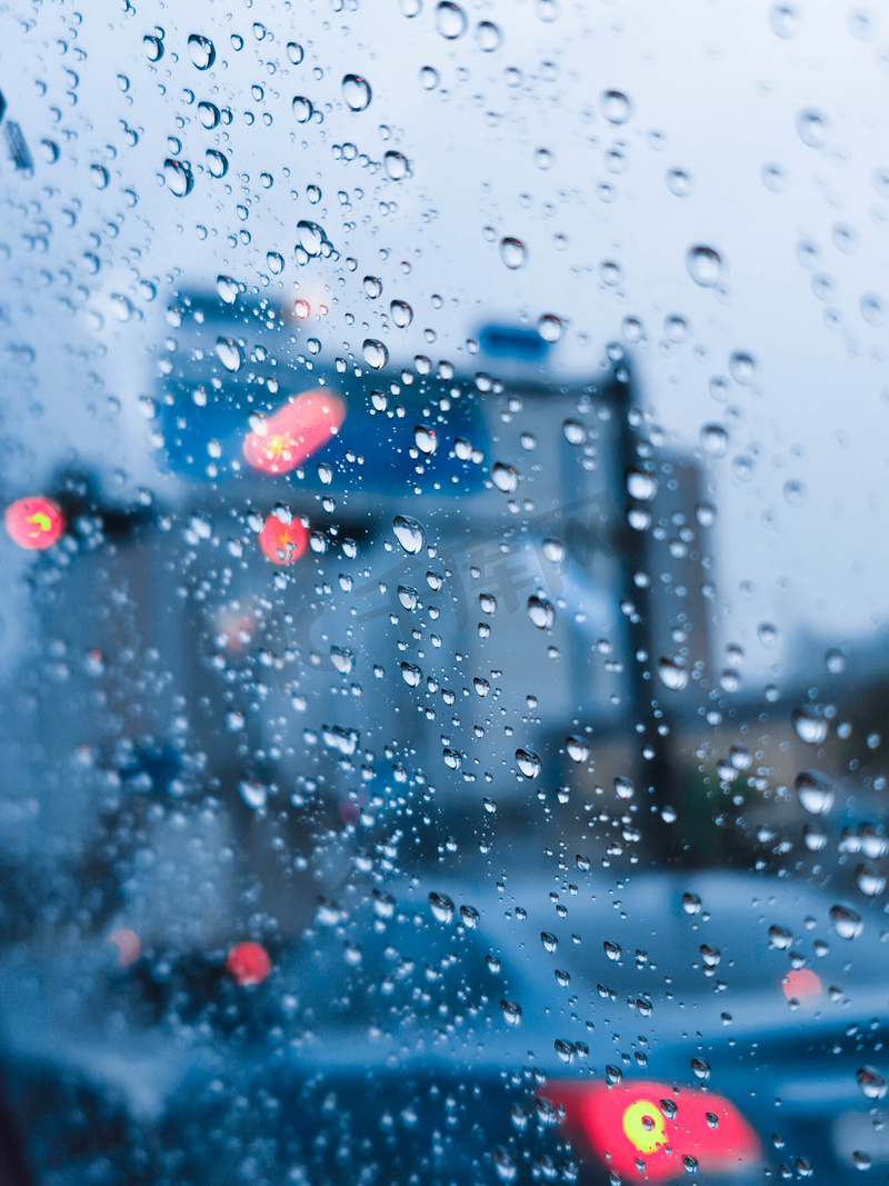 雨后车窗玻璃上的雨珠摄影图图片