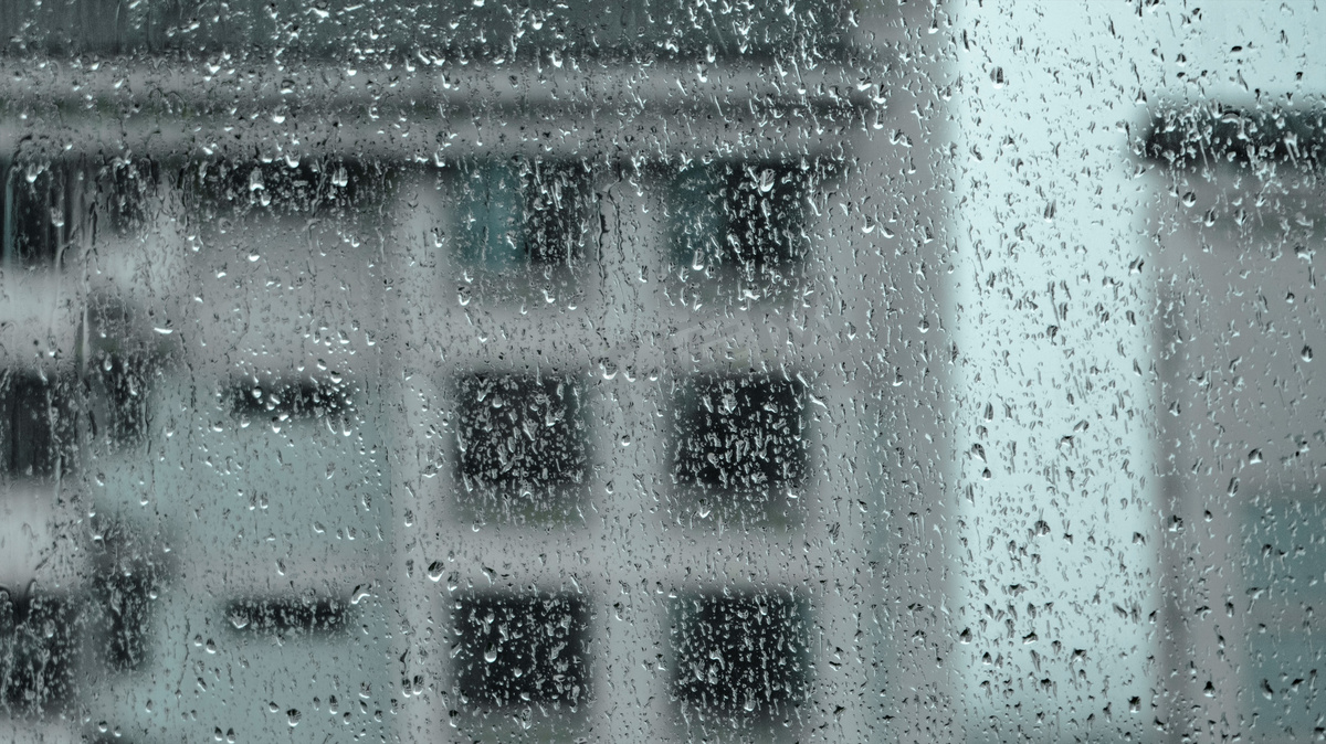 雨滴和窗摄影图图片