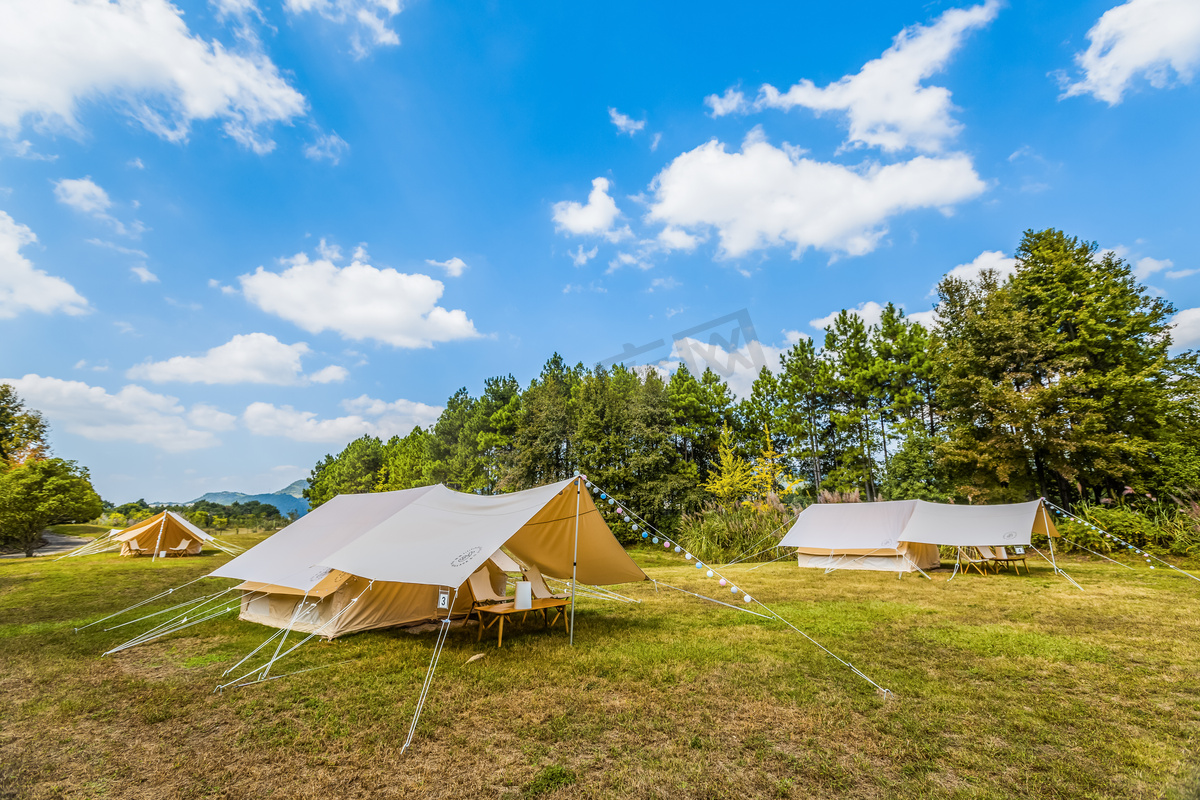 高尔夫球场休息帐篷蓝天的照片图片