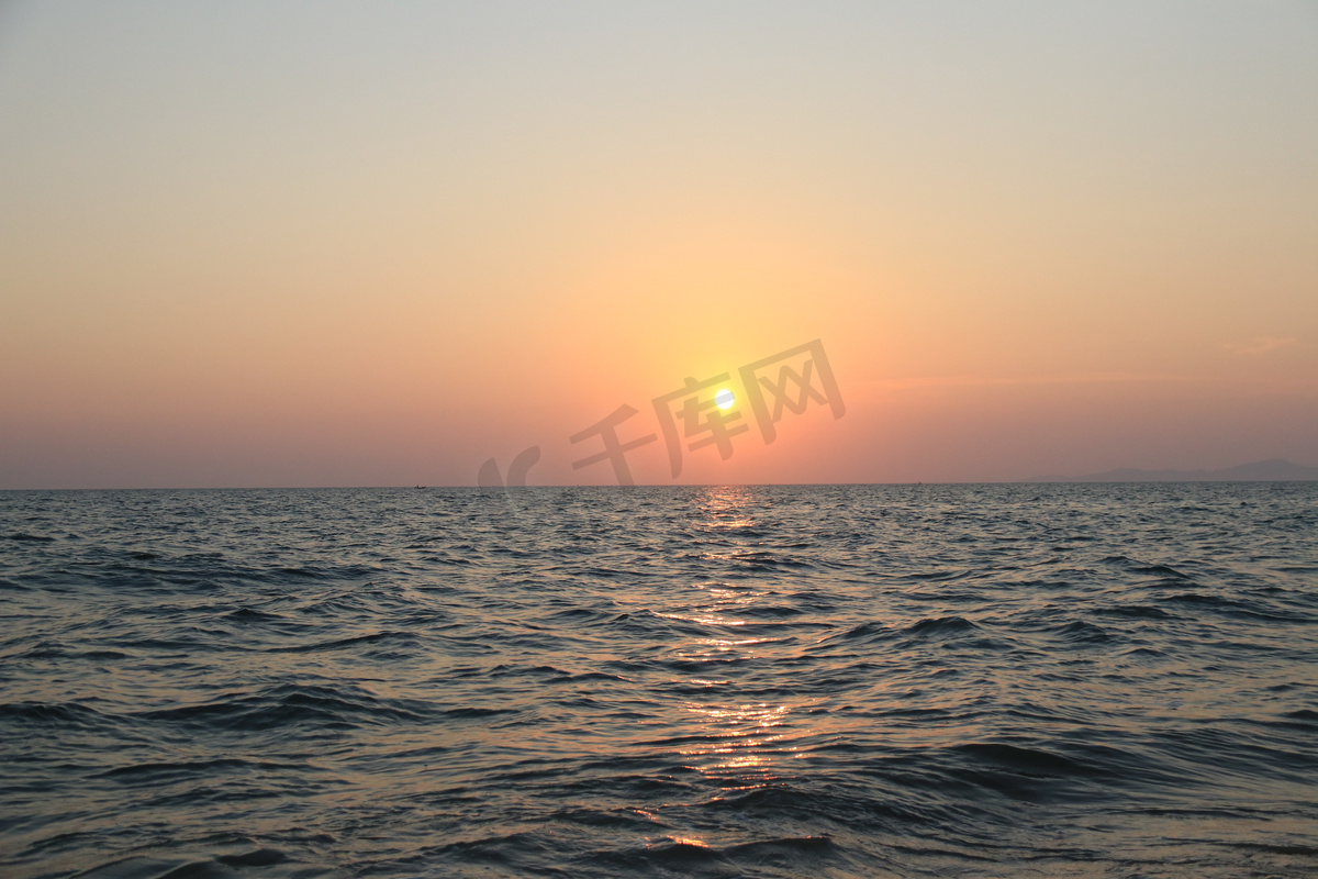 春夏大海沙滩夕阳落日黄昏图片