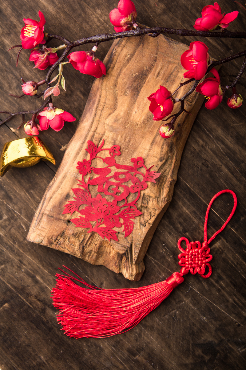 新年木桌梅花中国结图片