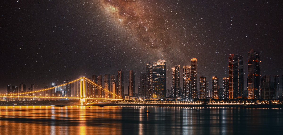 武汉城市建筑鹦鹉洲大桥夜景星空摄影图图片