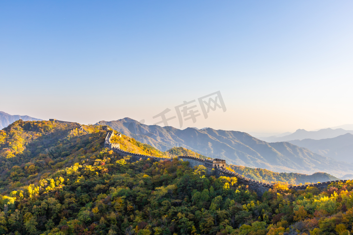 慕田峪长城立秋万里长城大自然登山摄影图配图图片