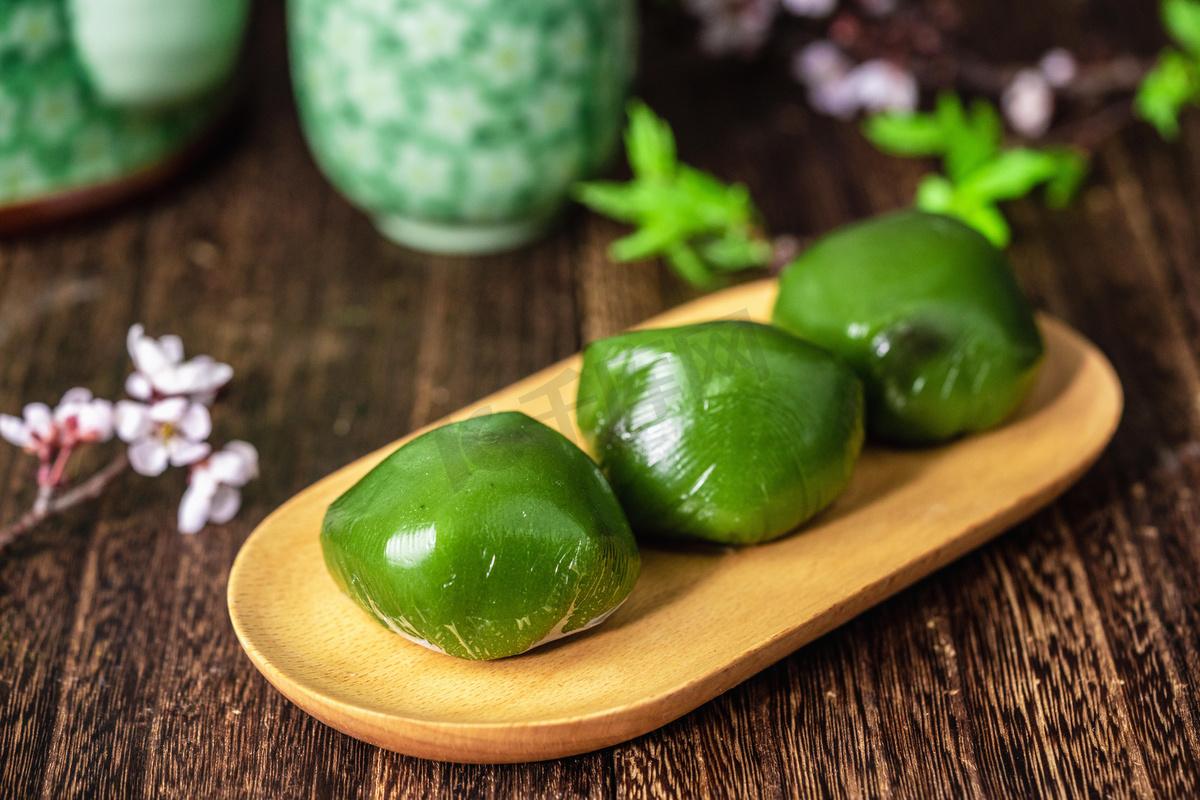 清明节青团白天清明节青团美食室内清明节青团摄影图配图图片