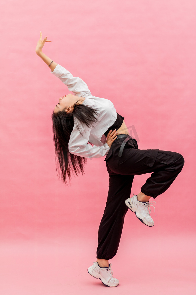 爵士街舞青年女生跳舞技巧动作图片