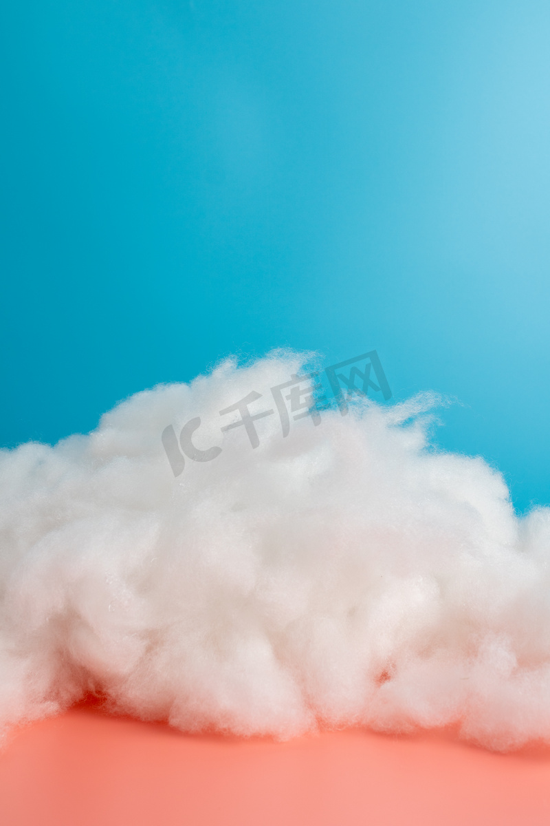 棉花棚拍粉色蓝色背景前的棉花云室内静物摄影图配图图片