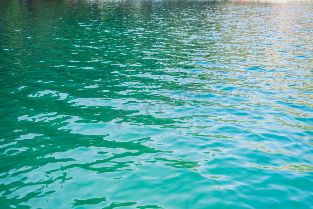 湖水白天蓝色湖面清泉水波游玩摄影图配图图片