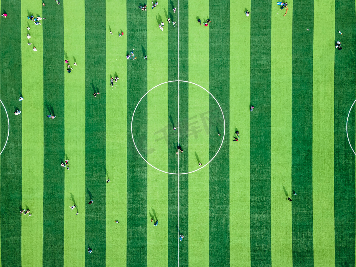 体育场白天足球比赛户外踢足球摄影图配图图片