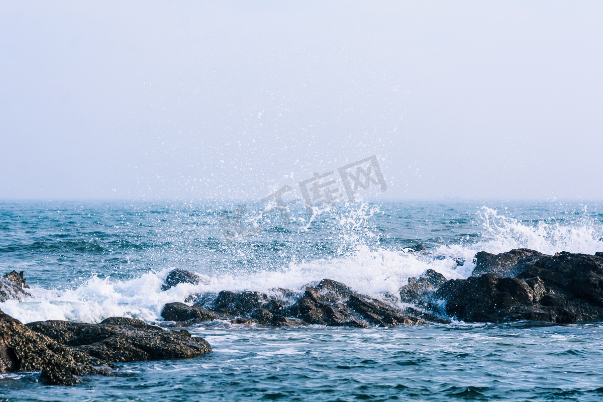 青岛白天大海海浪拍岸摄影图配图图片