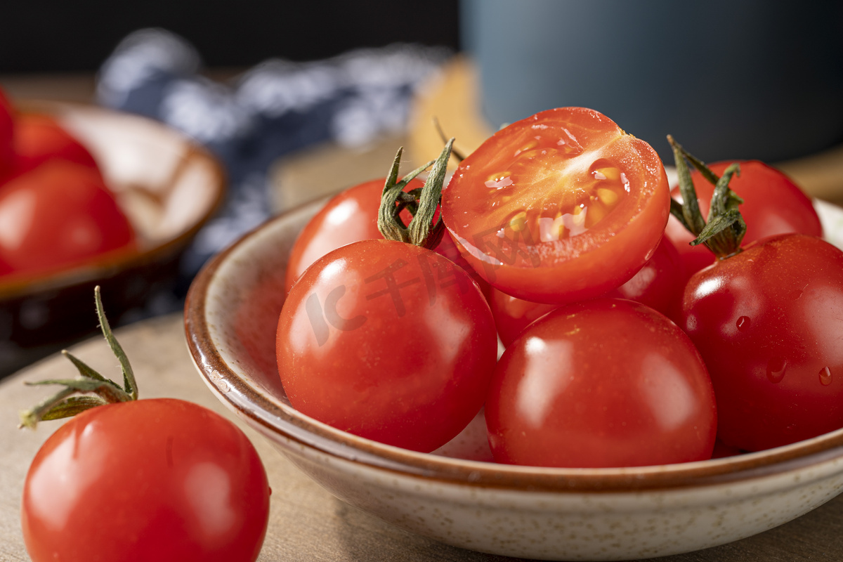 美食蔬菜小番茄特写平视摄影图配图图片