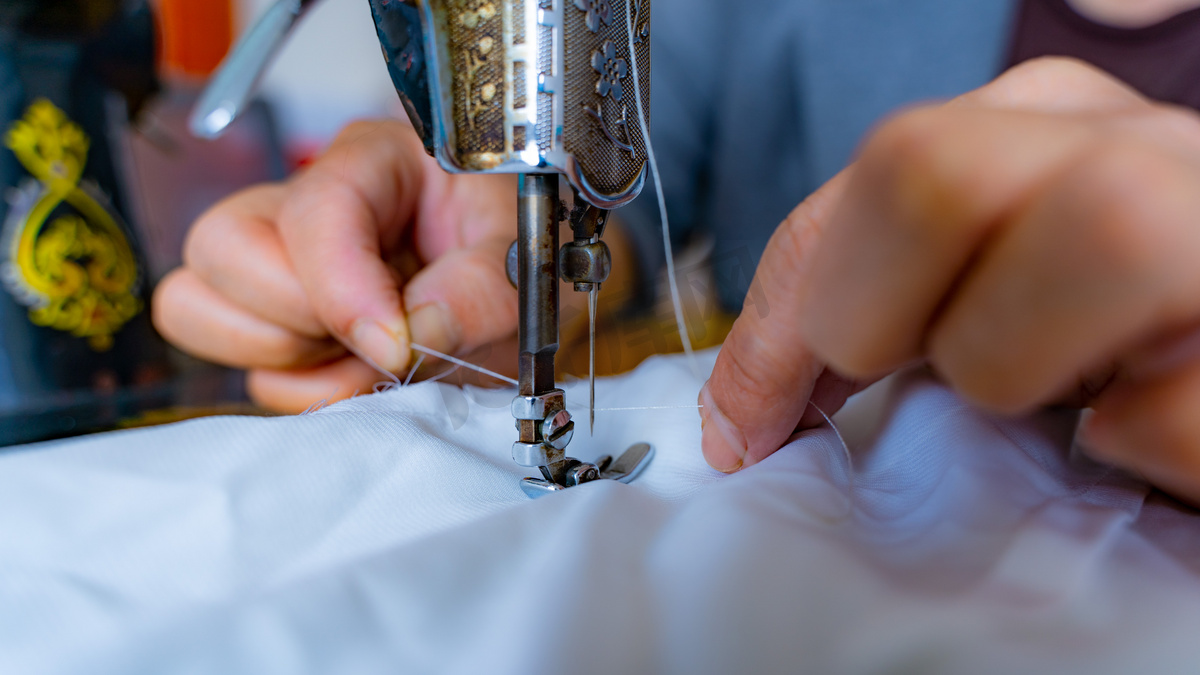 缝纫机工作制衣八十年代母亲裁缝师缝纫机穿线摄影图配图图片