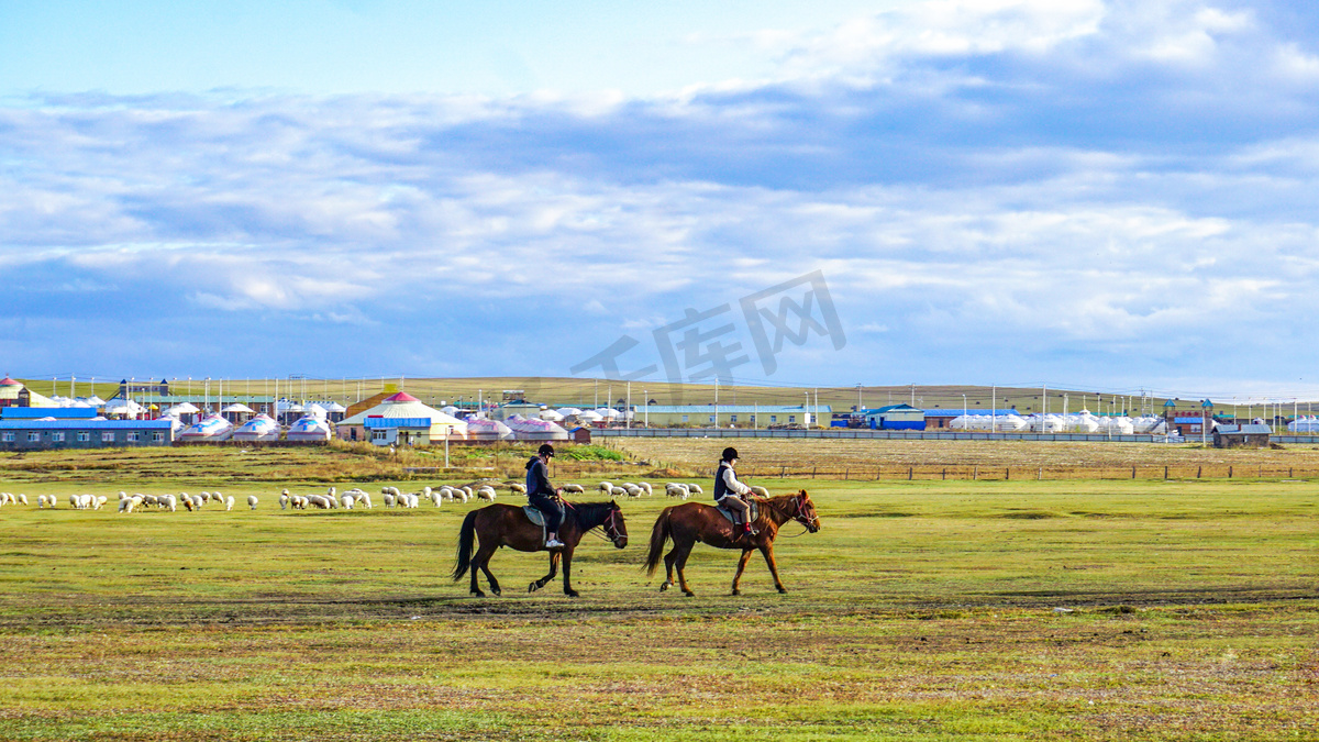 草原风光白天呼伦贝尔草地骑马摄影图配图图片