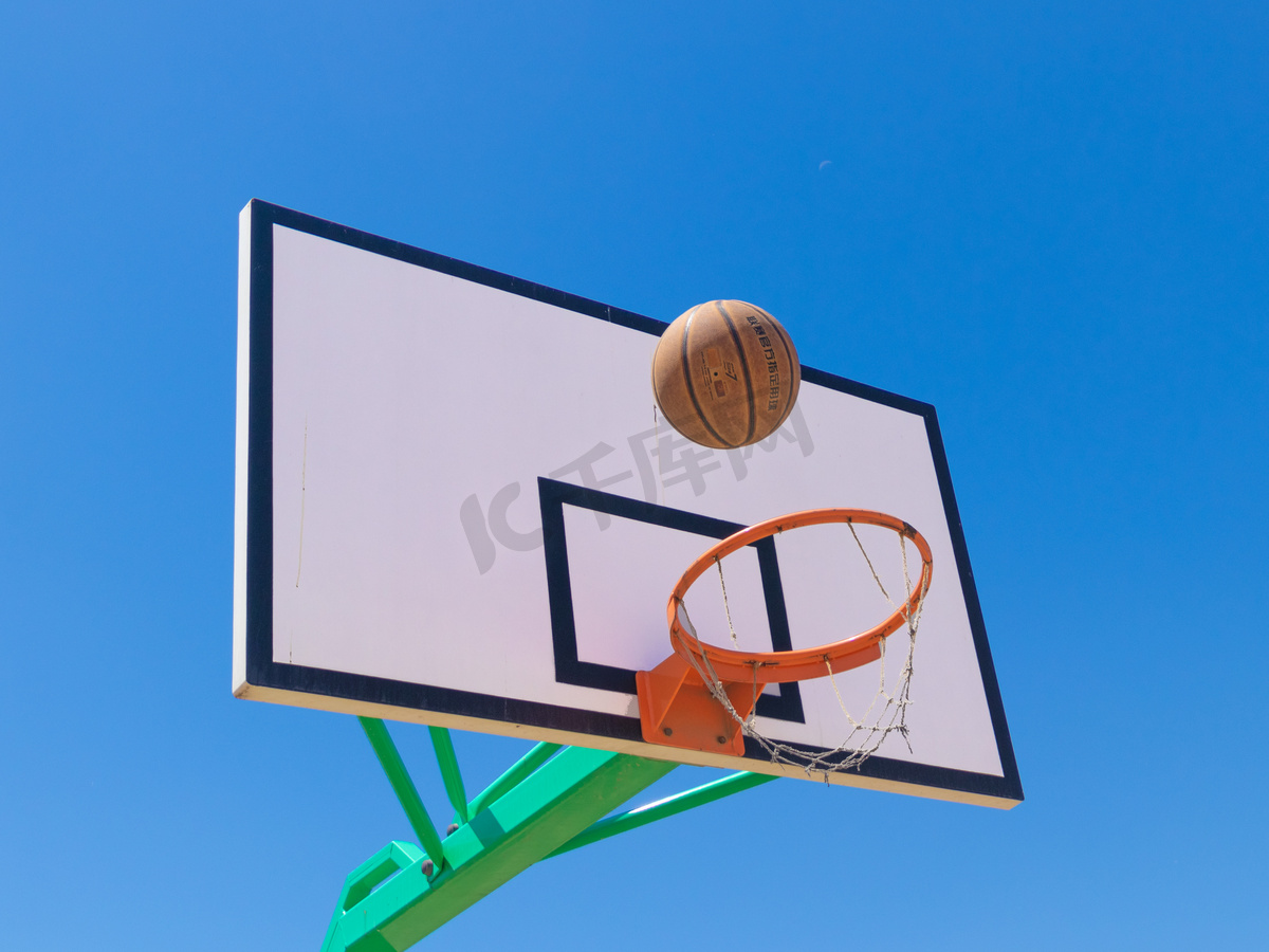篮球白天篮球球框操场打篮球摄影图配图图片