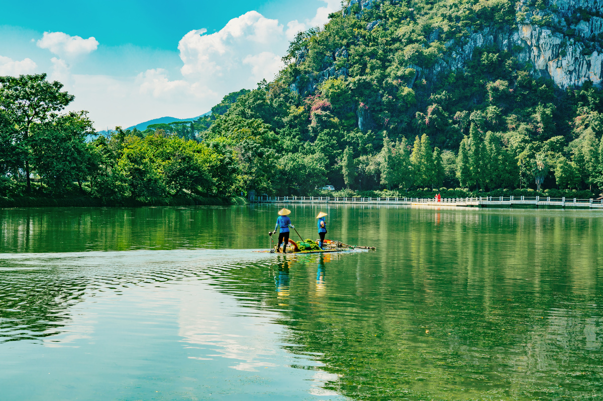 夏天绿水青山湖景风光旅游摄影图配图图片