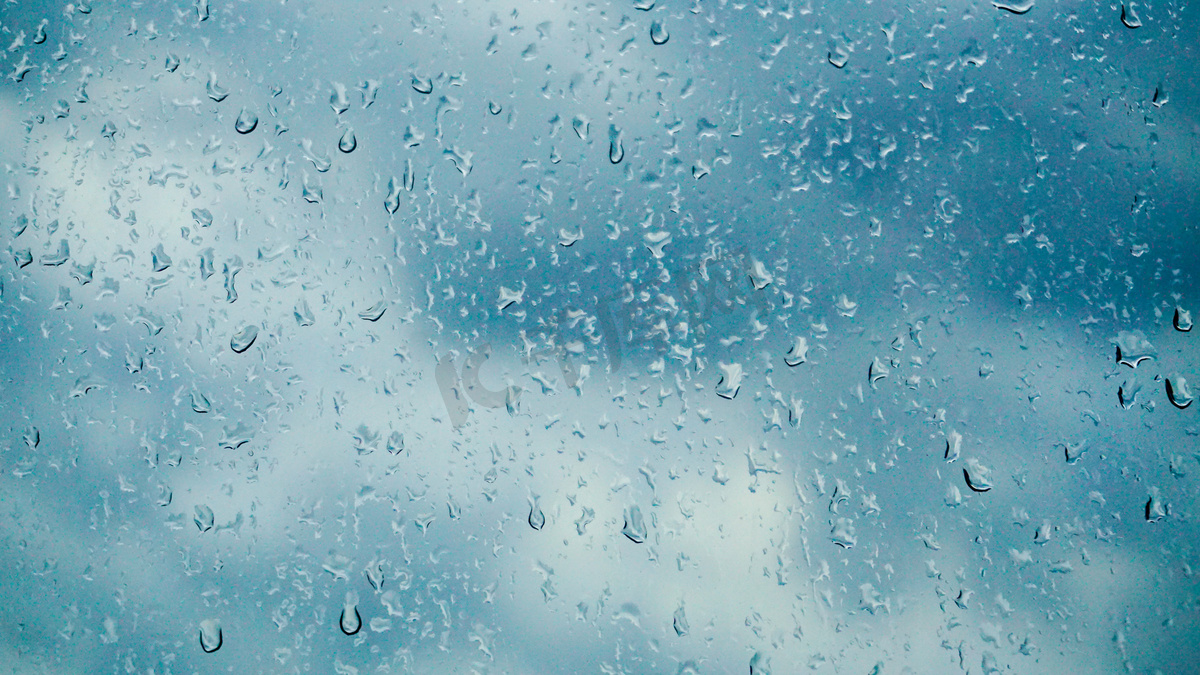 下雨天气雨天雨滴玻璃窗雨水摄影图配图图片
