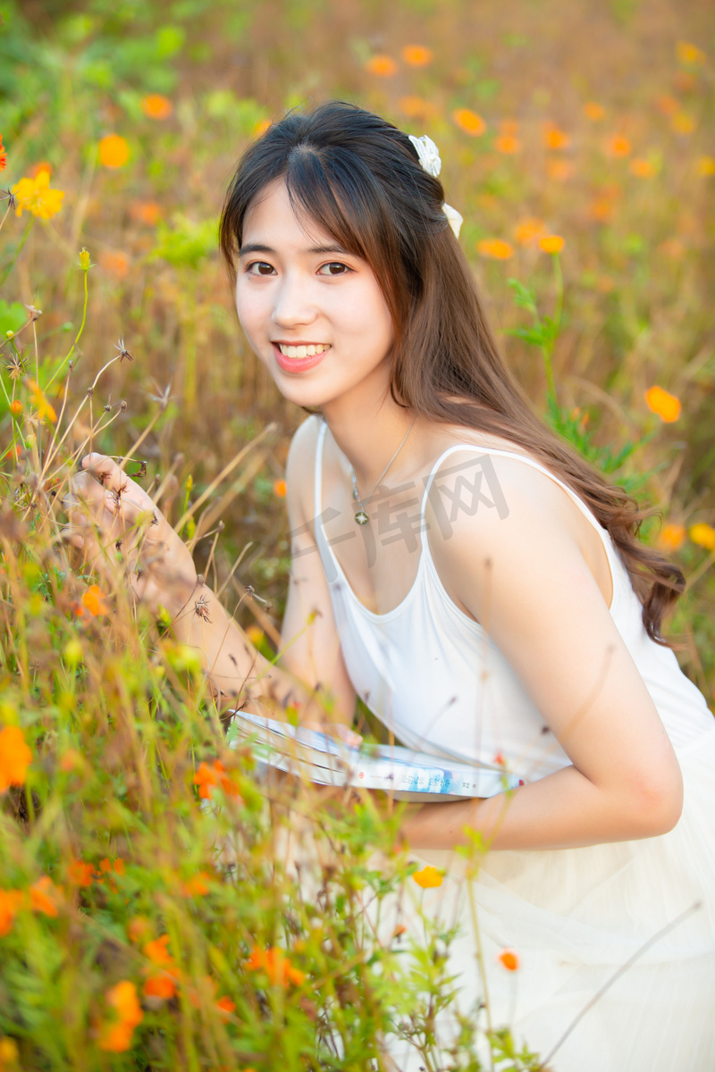 美女长发女生花海写真雏菊摄影图配图图片