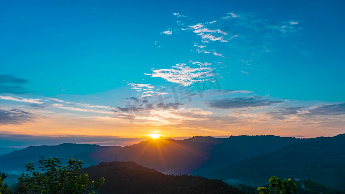 夏日山间日出夕阳风光云朵自然风景自然风光图片