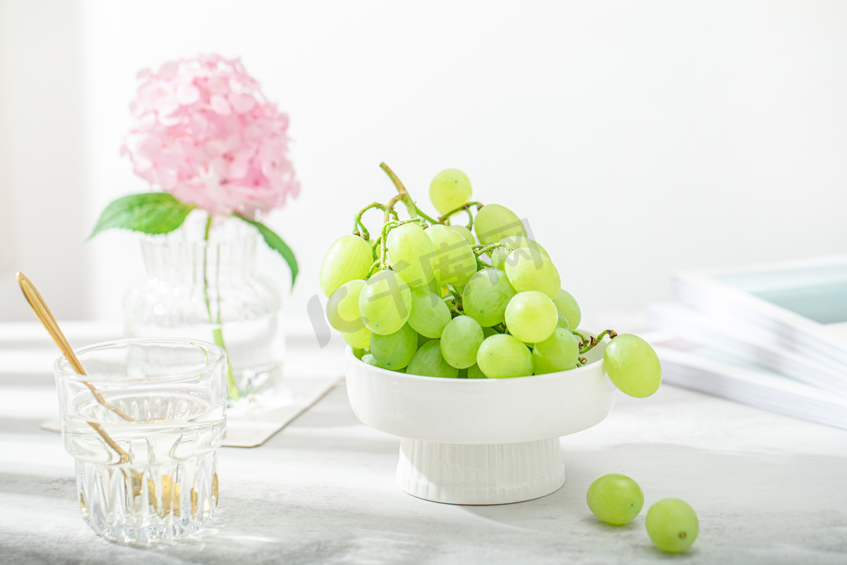 美食水果白天葡萄提子室内桌面小清新摄影图配图图片