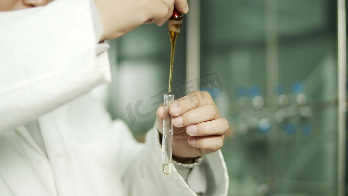 实拍实验室做实验试管加药剂科学生物化学实验室医疗科研图片