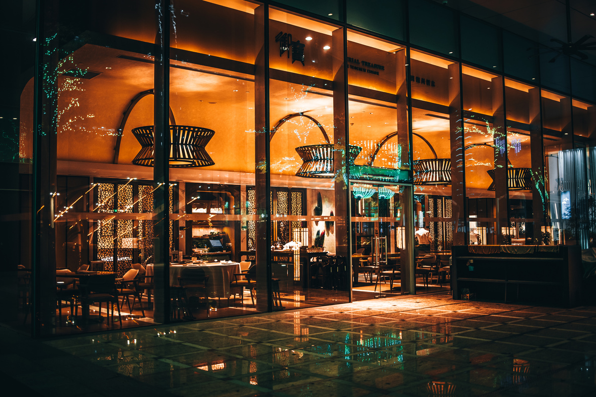 城市夜晚无人的餐厅背景摄影图配图图片