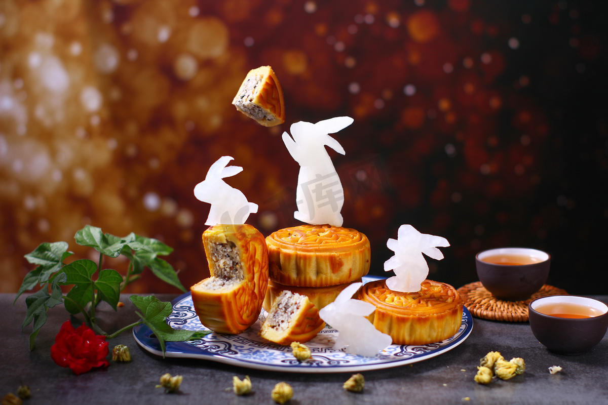 健康美食中秋月饼玉兔创意摄影图配图图片