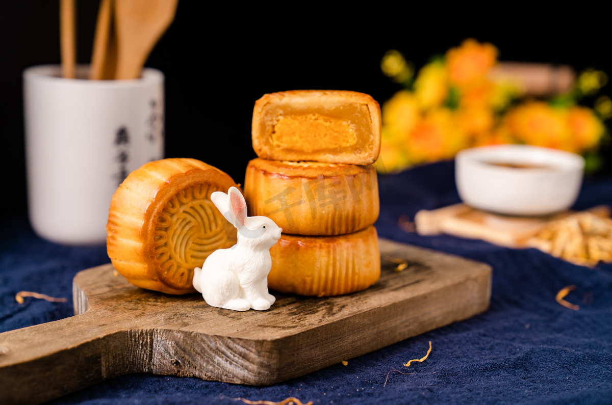 传统美食月饼中秋佳节食品摄影图配图图片