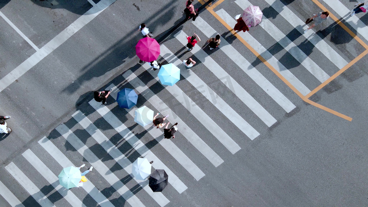 红路灯路口人群过斑马线图片