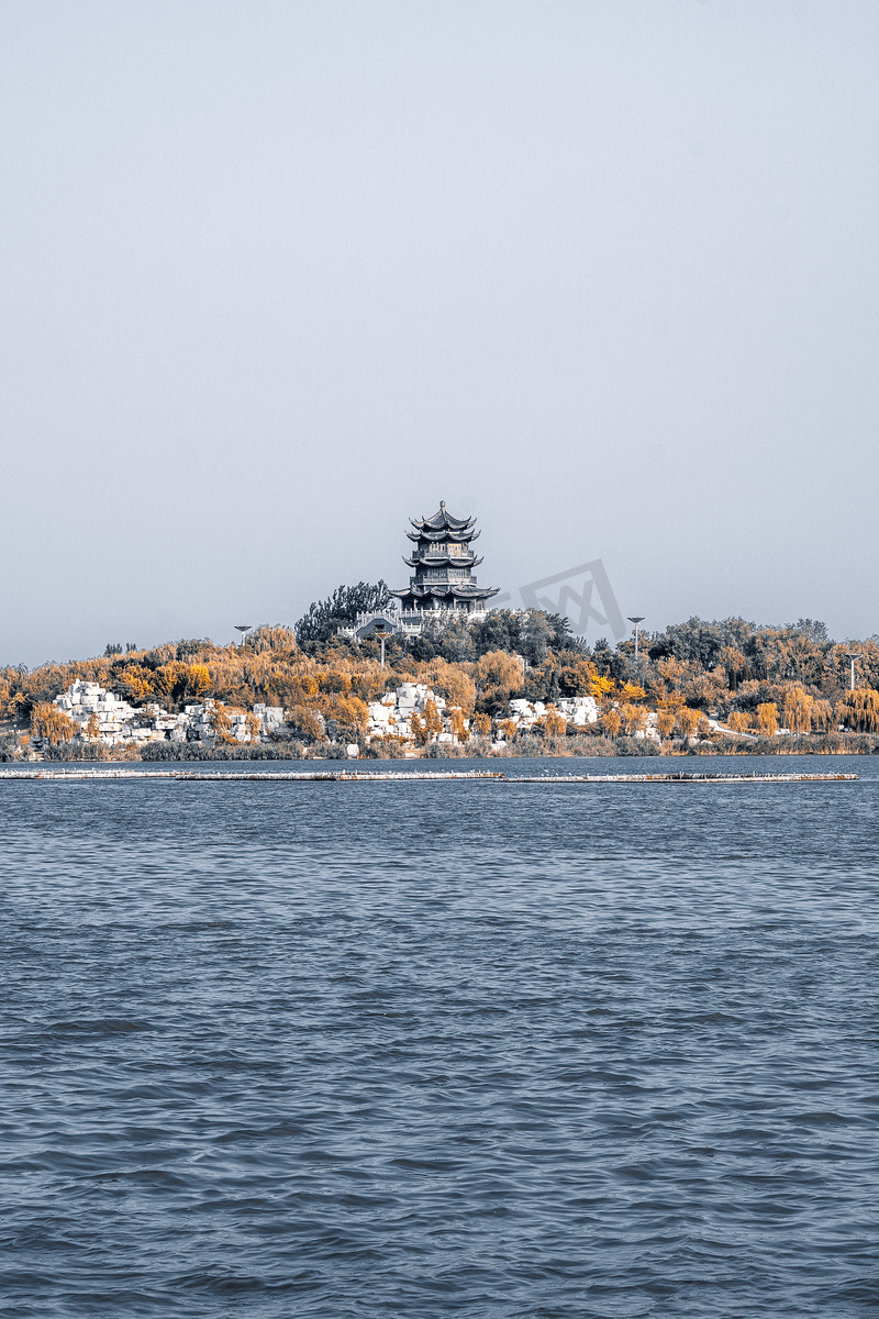 秋季泛黄的植物与清风湖湖水摄影图配图图片