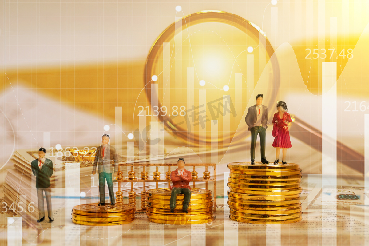 投资理财基金股票走势商务金融棚拍五个微距小人金算盘金币站着科技金融图片