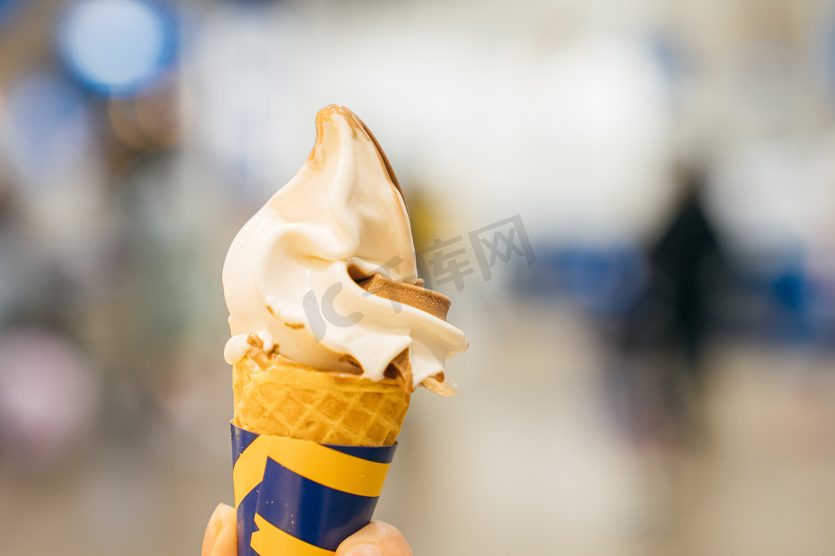 冰淇淋甜筒晚上甜筒室内摄影摄影图配图图片