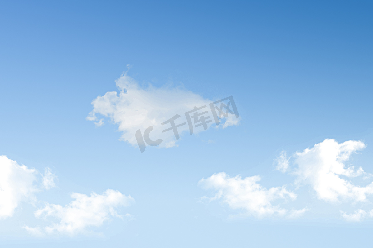晴朗天空上的蓝天白云摄影图配图图片