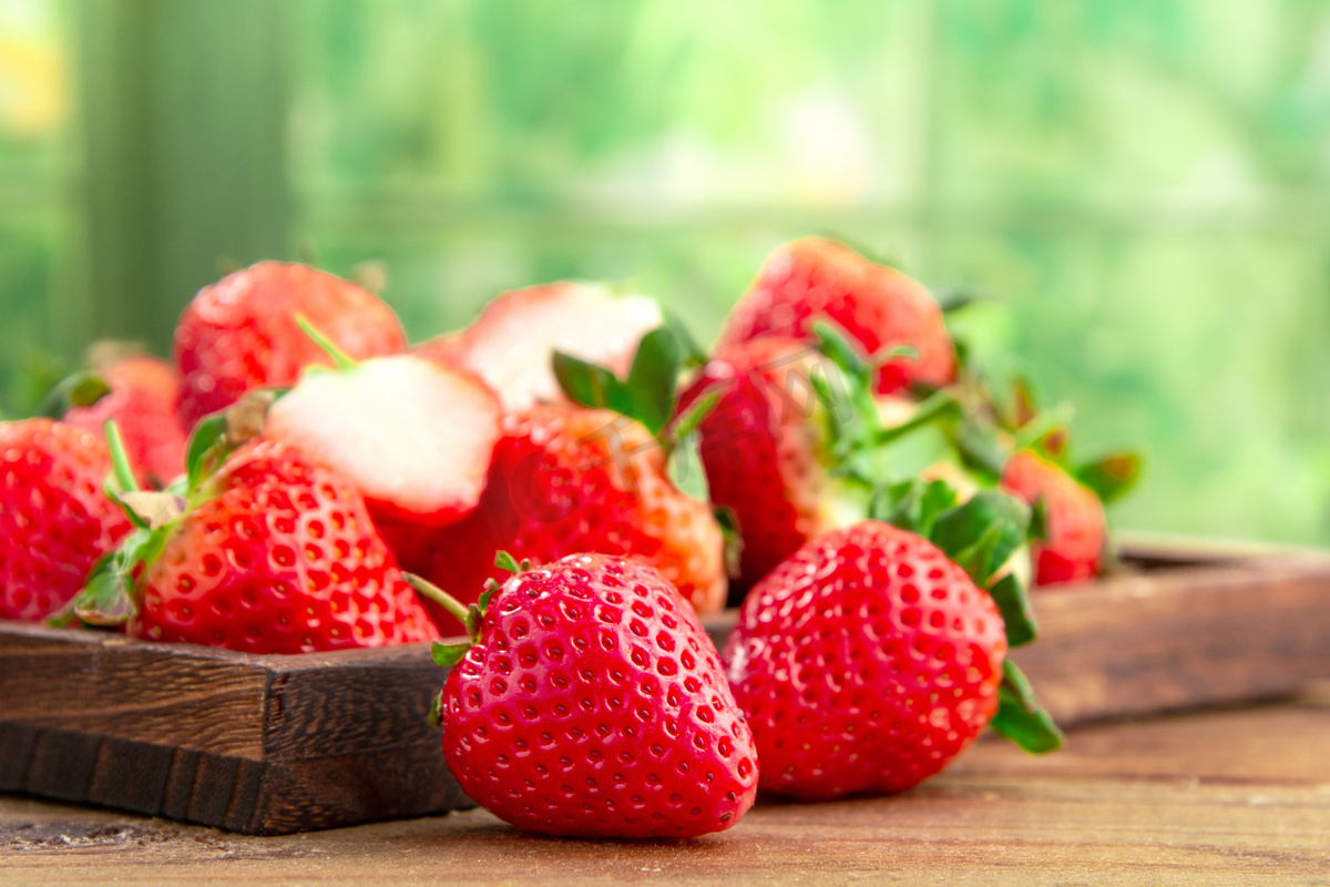 水果白天草莓木桌摆放摄影图配图图片