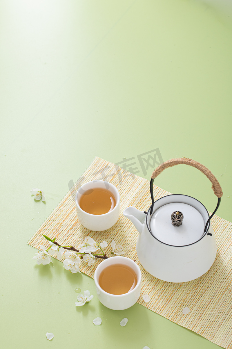 文艺茶水白天放在茶席的茶杯和茶壶室内无摄影图配图图片