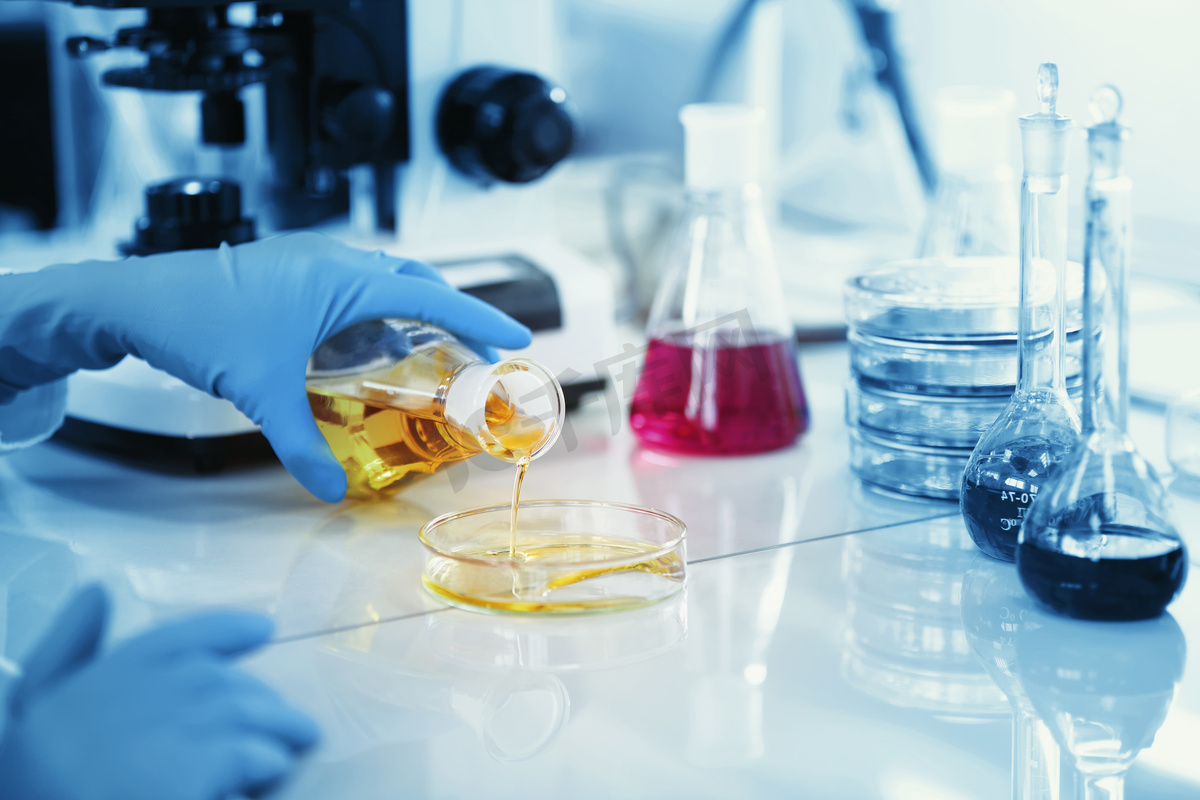 科学化学技术生物学人的概念年轻女科学家混合试剂从玻璃烧瓶内并在临床实验室试验或研究图片