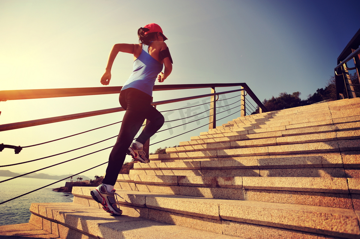 健康运动女人跑上楼梯图片